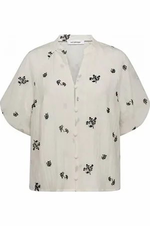Co`Couture De blouse van is een casual blouse met een opstaande kraag en korte mouwen