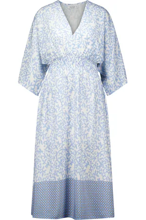 Sorbet De Jurk van is een bohemian damesjurk met een elastische taille, een elegante V-hals en 3/4 mouwen