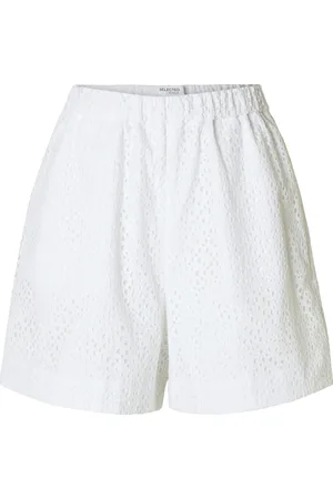 SELECTED De Short Laerke van is een stijlvolle short met een elastische taille en gaatjespatroon