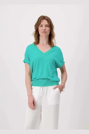 Zusss De Fijn Brie Top van is een casual dames top met korte mouw en een elegante V-hals