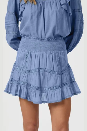 Neo Noir De Rok van is een bohemian stijl korte rok met een elegante midi-lengte