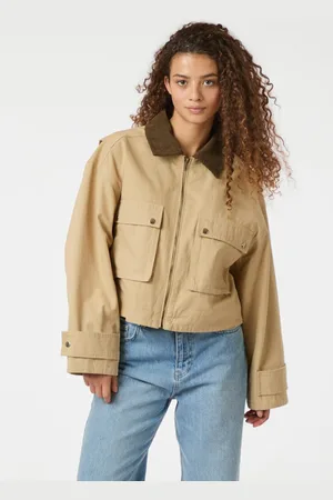 Neo Noir De Jas Rivera Boxy van is een casual tussenjas met een button down kraag en lange mouwen