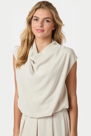 Neo Noir De blouse van is een stijlvolle dames blouse met een losse pasvorm en col halslijn