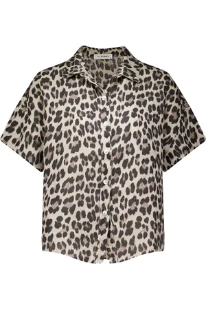 In Shape De Blouse van is een stijlvolle dames blouse met korte mouwen en een opvallende panterprint