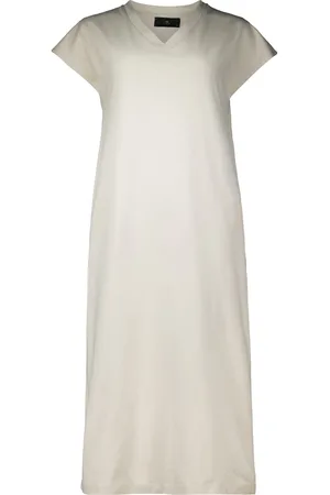 With Black De Jurk Carma van in de categorie jurken korte mouw biedt een elegante V-hals en korte mouwen