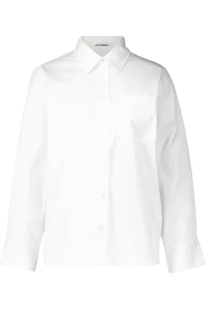 Co`Couture De Blouse Sanna Bow van is een verfijnde damesblouse met een elegante strik kraag en knoopsluiting