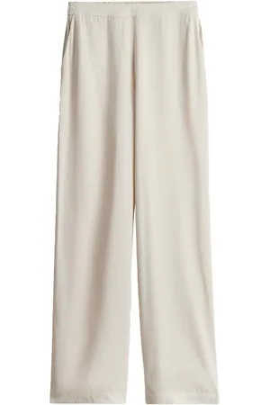 Opus De broek van is een stijlvolle lange broek met een minimalistisch ontwerp en casual uitstraling