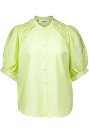 Co`Couture De blouse van is een casual blouse met een opstaande kraag en korte mouwen