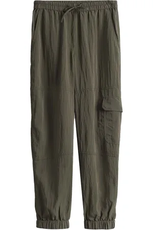 Opus De broek van is een casual lange broek met een elastische tailleband, ontworpen voor comfort en stijl