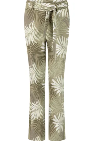 ZOSO Broek Amee van is een dames lange broek met een vrolijk bloemenpatroon en flared model, ideaal voor een casual stijl