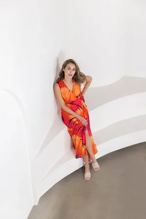 Label Dot De Jurk Shari van is een bohemian maxi jurk zonder mouwen met een opvallend tie-dye patroon
