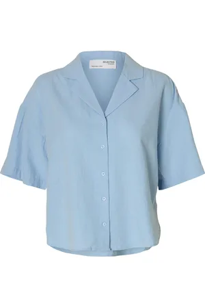 SELECTED De Blouse Luisa van is een minimalistische blouse met een opstaande kraag en korte mouwen