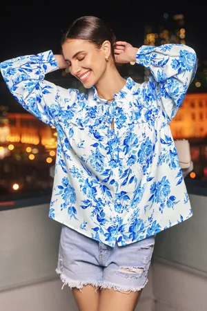 Cupshe Blauwe en witte bloemenblouse met splithals en pofmouwen