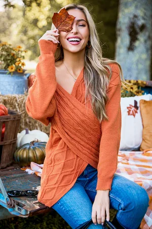 Cupshe Gebrand oranje kabelgebreide asymmetrische off-shoulder trui