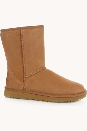 UGG Classic II Short enkellaarsje van suède