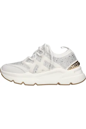 Emanuélle vee Witte sneakers