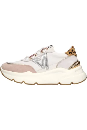 Emanuélle vee Sneakers