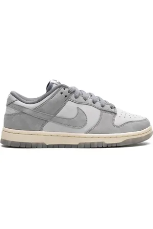 Nike Dunk Low sneakers
