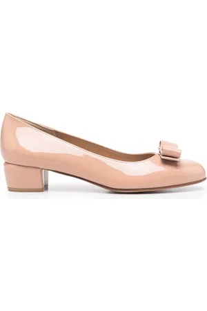 Salvatore Ferragamo Vara pumps met strikdetail