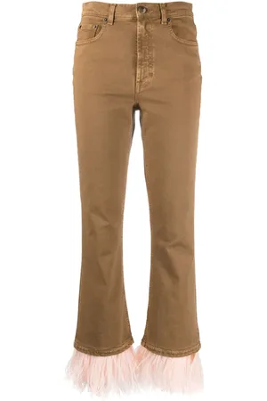 La DoubleJ Jeans met veren afwerking