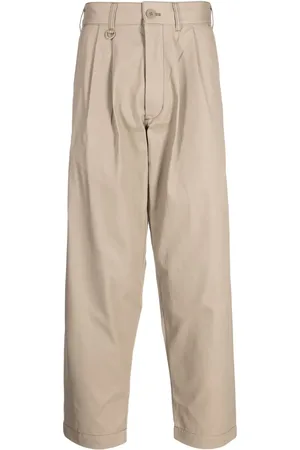 Chocoolate Chino met plooien en logopatch