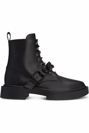 Giuseppe Zanotti Adric enkellaarzen met ketting afwerking