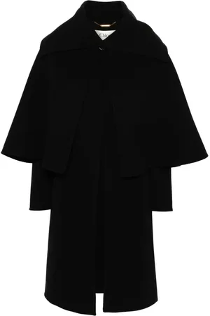 Chloé Jas met cape detail