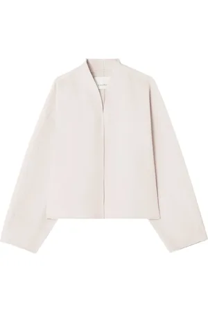 Dagmar Jack met asymmetrische kraag
