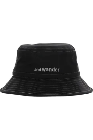 and wander Logo