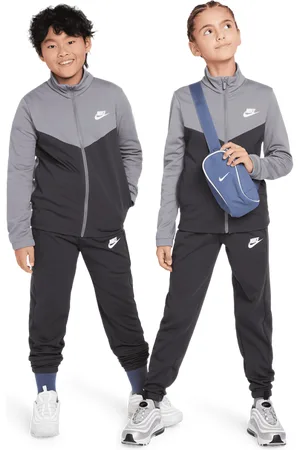 Nike Sportswear Unisex Trainingspakken - Grijs - Maat: 128 - 137 CM - Katoen Jersey - Foot Locker