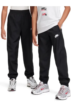 Nike Club Woven Unisex Broeken - Zwart - Maat: 128 - 137 CM - Foot Locker