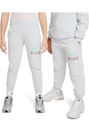 Nike Erling Haaland Club Unisex Broeken - Grijs - Maat: 128 - 137 CM - Katoen Jersey - Foot Locker