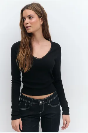 Gina Tricot V-neck lace detail top
