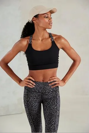 Lascana Crop-top -Sporttop Sporttop met gekruiste bandjes in leeuwprint