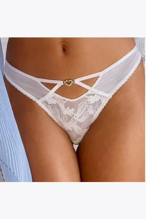 Lascana String Dalia met fijne strasssteentjes en kant