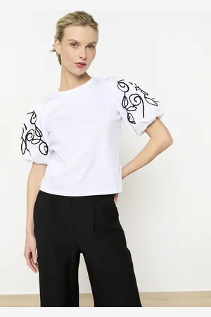 LolaLiza T-shirt met geborduurde mouwen