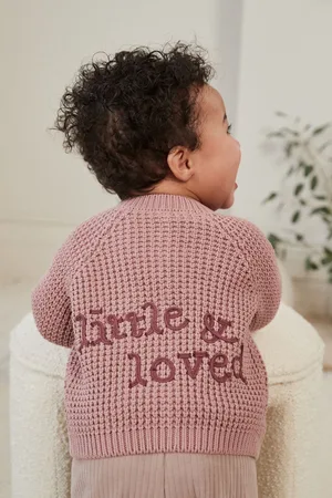 Next Gebreid babyvestje met geborduurde slogan op de rug (0mnd-2jr)Eerste maat (50cm)