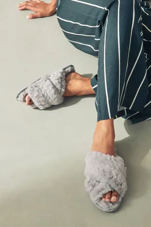 Next Pantoffelslippers met kruisbanden van imitatiebontXL