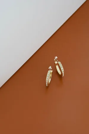 Karen Millen Gold Tone Small Crystal Hoop EarringsEén