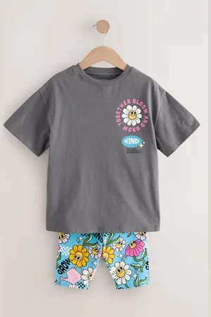 Next Set van oversized T-shirt en fietsbroek top en shorts (3