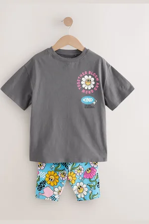 Next Set van oversized T-shirt en fietsbroek top en shorts (3