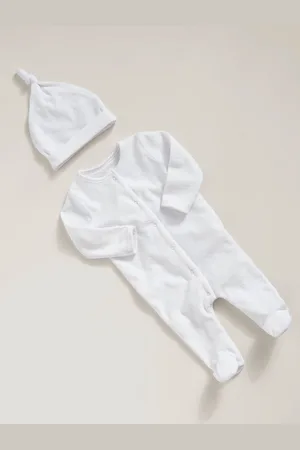Mamas & Papas Cloud velours babypyjama met mutsTot 3 maanden (62cm)