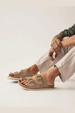 Next Suède sandalen met twee gespenEU 43 (UK 9)
