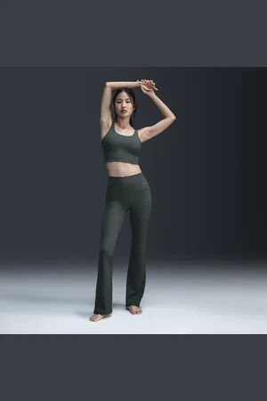 Nike Zenvy Rib legging met volledige lengte, wijd uitlopende pijpen en iets ondersteunende hoge taille voor dames