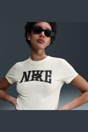 Nike Sportswear Aansluitend kort T-shirt voor dames