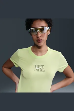 Nike Sportswear aansluitend T-shirt met korte mouwen en graphic voor dames