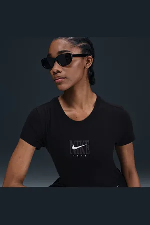 Nike Sportswear aansluitend T-shirt met korte mouwen en graphic voor dames
