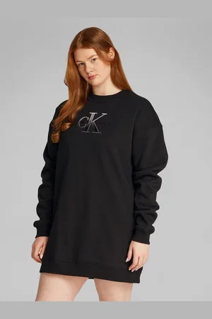 Calvin Klein Sweatjurk PLUS EMBROIDERED MONOLOGO DRESS met logo borduursel, in grote maten