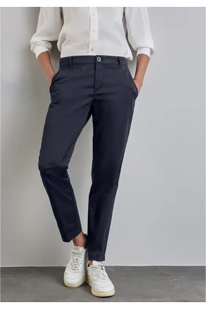 Street one Chino met persplooien