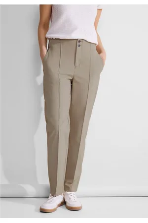 Street one Chino met siernaden vooraan